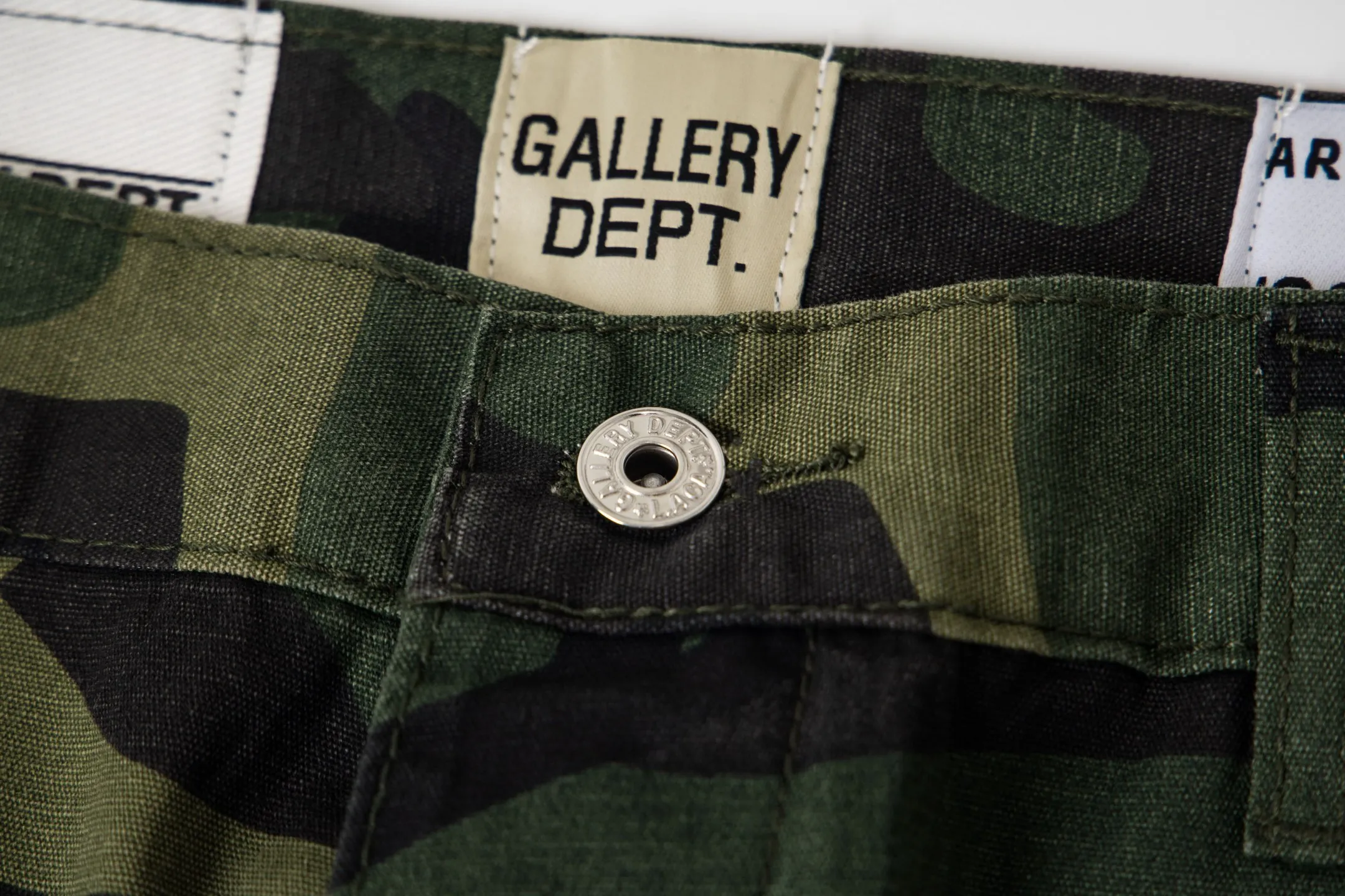#8208 P260💰 GALLERY DEPT leopard print camouflage splash ink splicing overalls high street retro American casual trousers. Original purchased and patterned to truly restore the ultimate texture of Vintage. The whole splicing is in heavy water washing process. Craftsmen hand splash ink. You can see the details. Three-dimensional cutting version. Loose and comfortable. Not picky on the figure. Makes taller and slimmer. Seiko factory. Original quality control. Same style for men and women. Can be matched with couples. Versatile recommendation. Essential jeans for all seasons Color: Camouflage